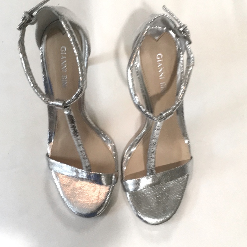 Gianni Bini silver sandals ~ perfect condition, worn once
